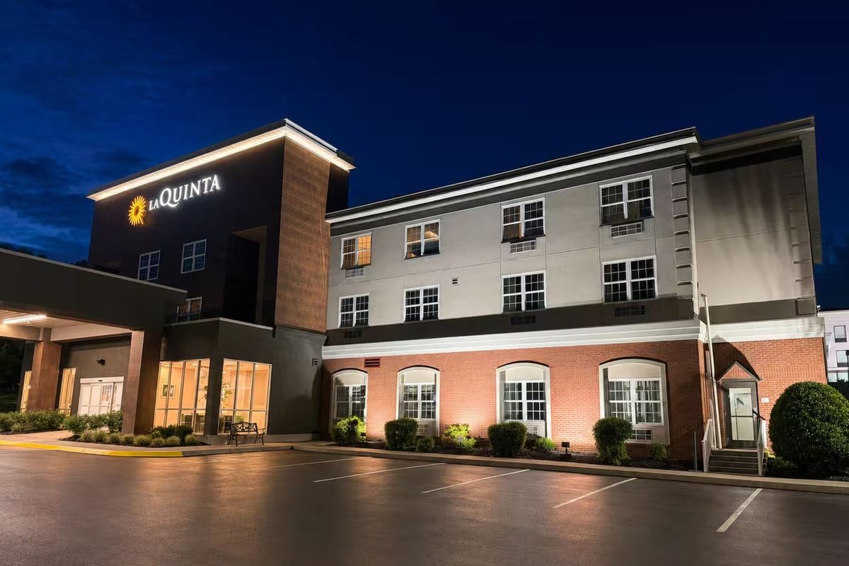 La Quinta Inn & Suites by Wyndham Knoxville West illuminated at night